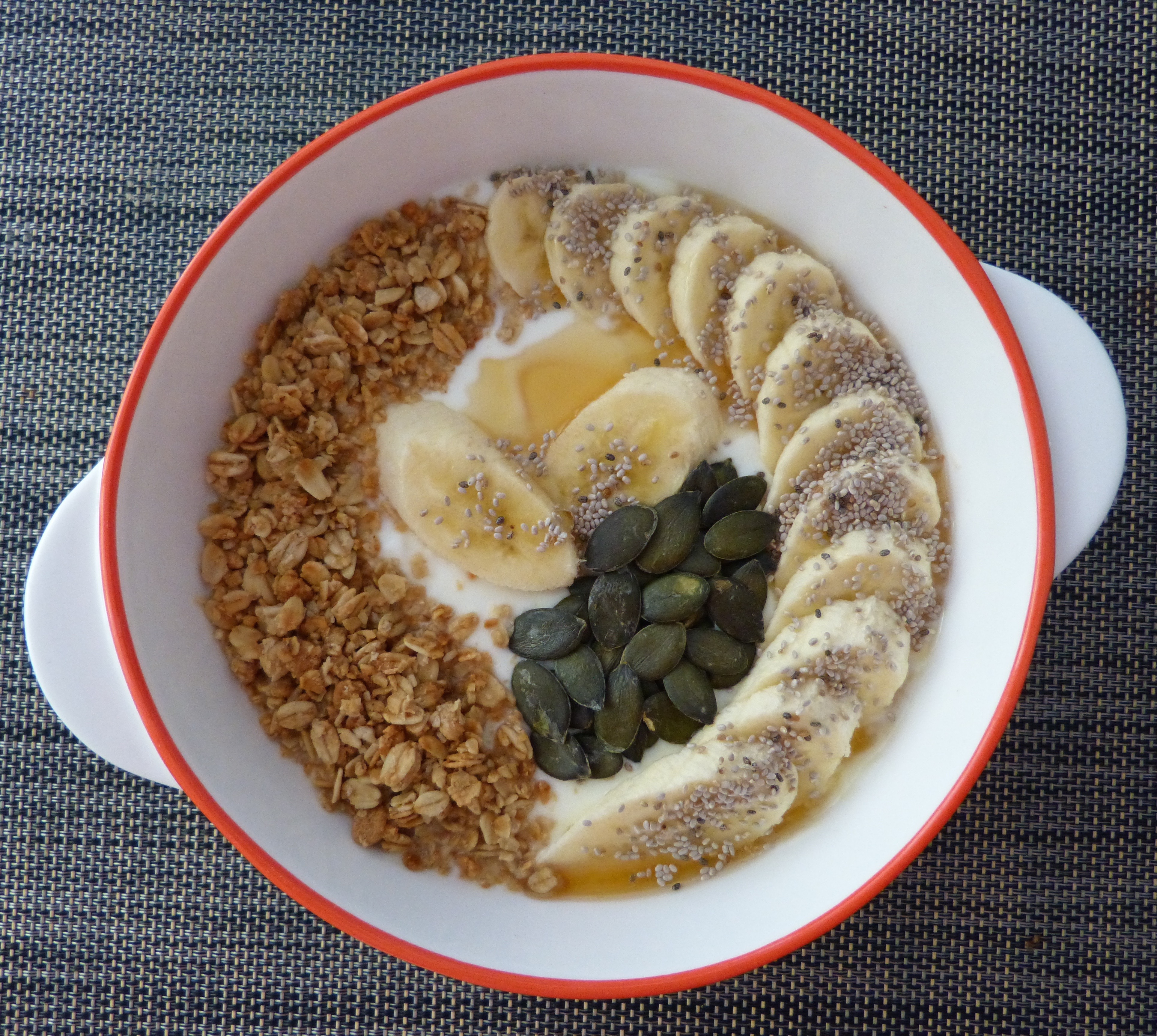 Yaourt au muesli, banane, miel et graines