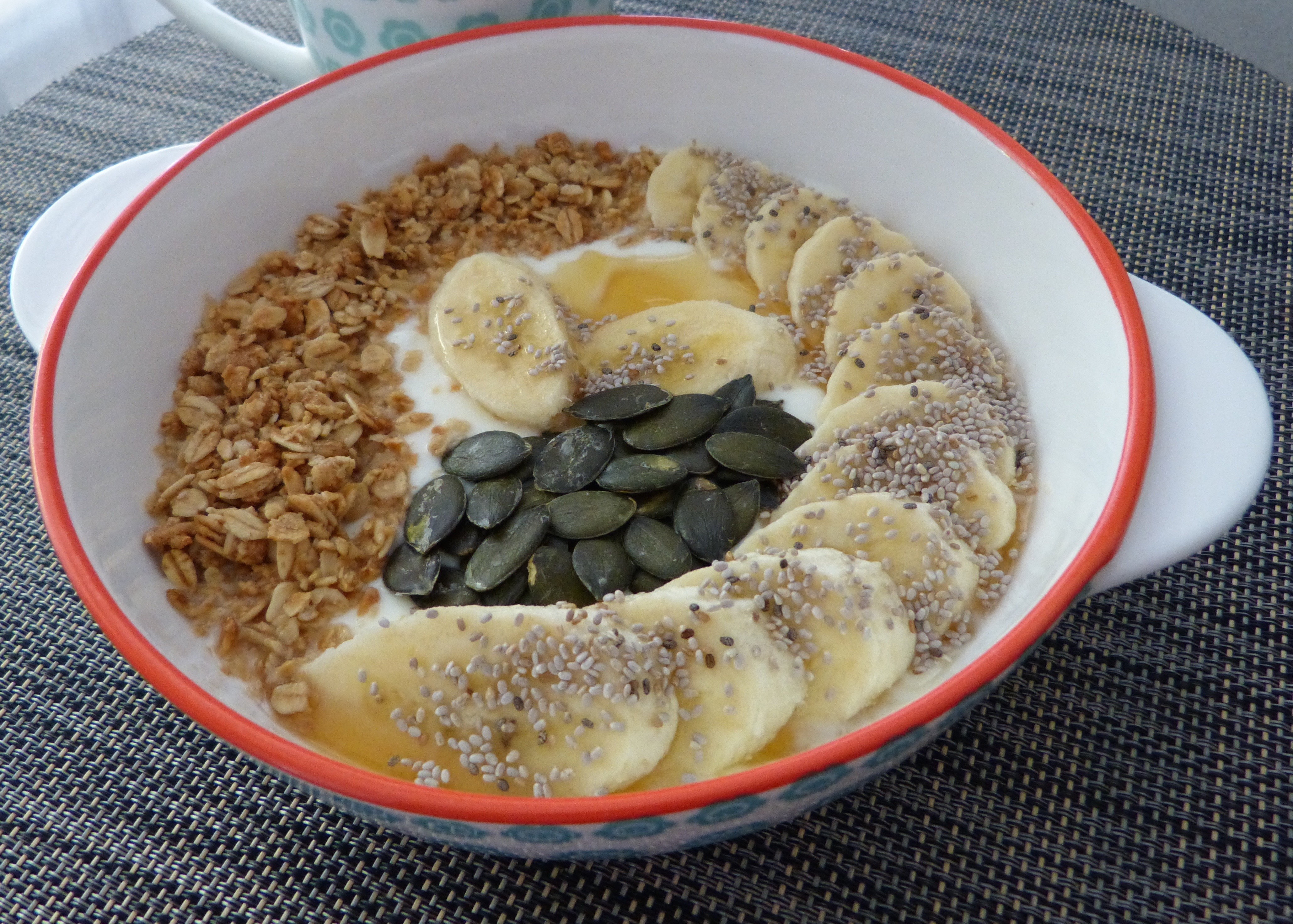 Yaourt au muesli, banane, miel et graines