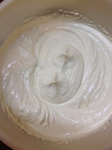 Mousse à la pistache sur lit de fraises croquant