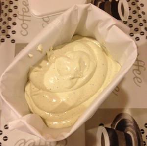 Mousse à la pistache sur lit de fraises croquant