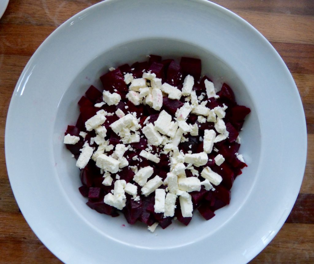 Salade de betterave, feta et noix