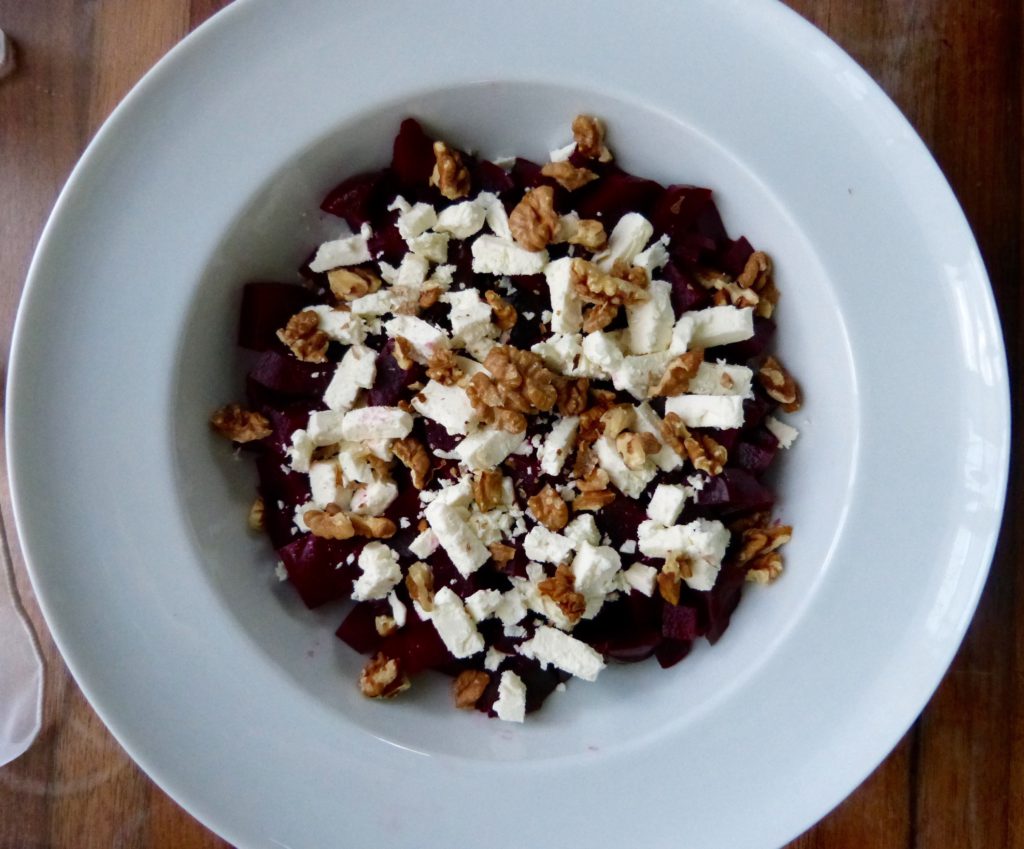 Salade de betterave, feta et noix