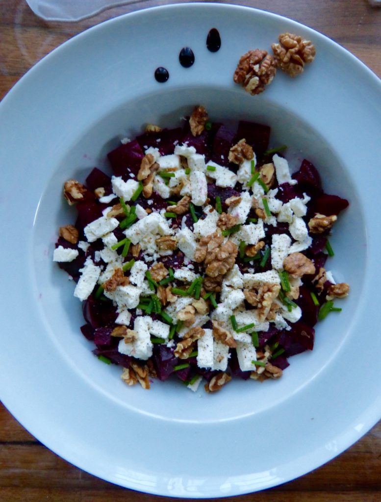 Salade de betterave, feta et noix