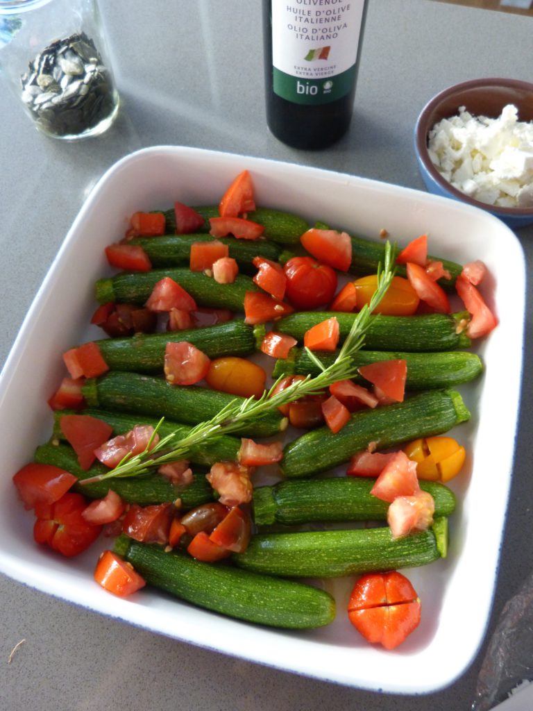 Mini courgettes rôties, tomates et Manouri