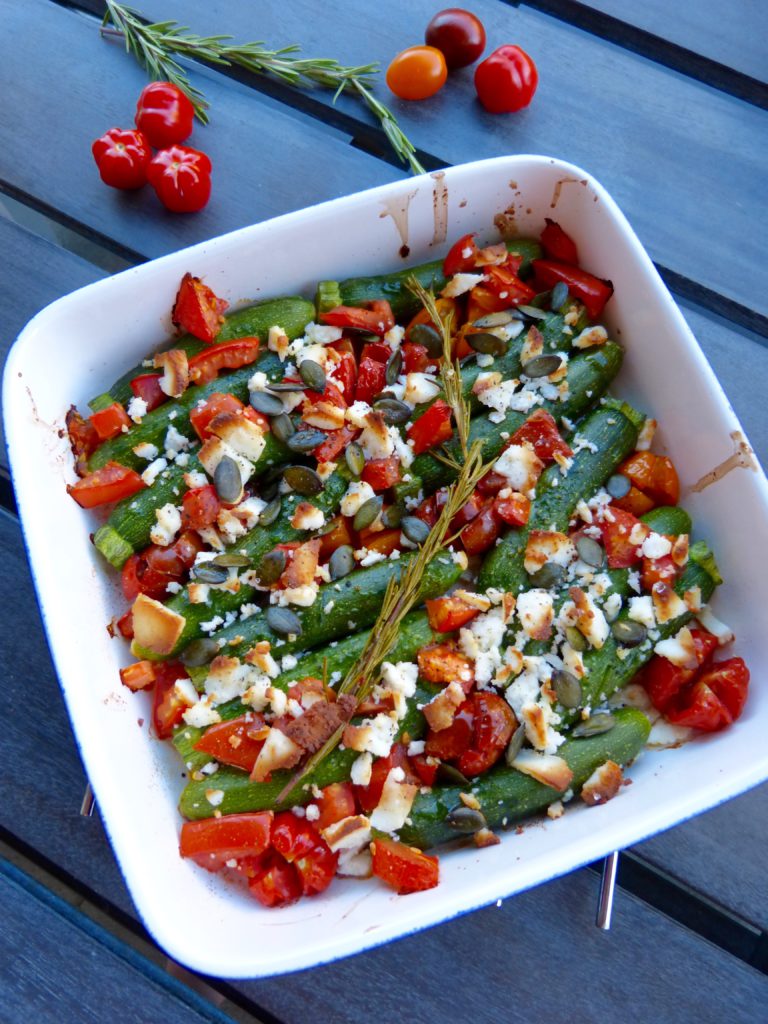 Mini courgettes rôties, tomates et Manouri