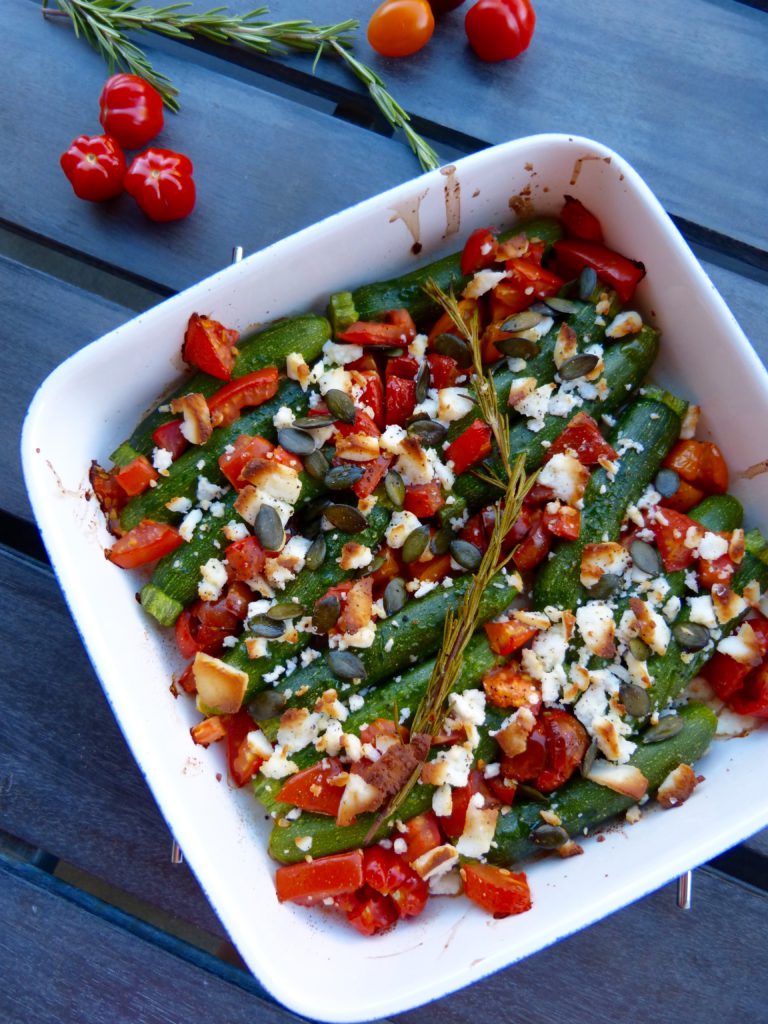 Mini courgettes rôties, tomates et Manouri