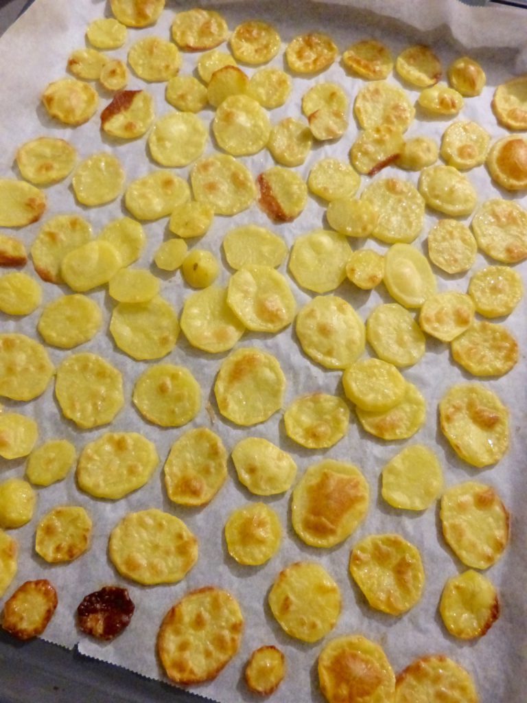 Chips de pommes de terre croustillantes au four