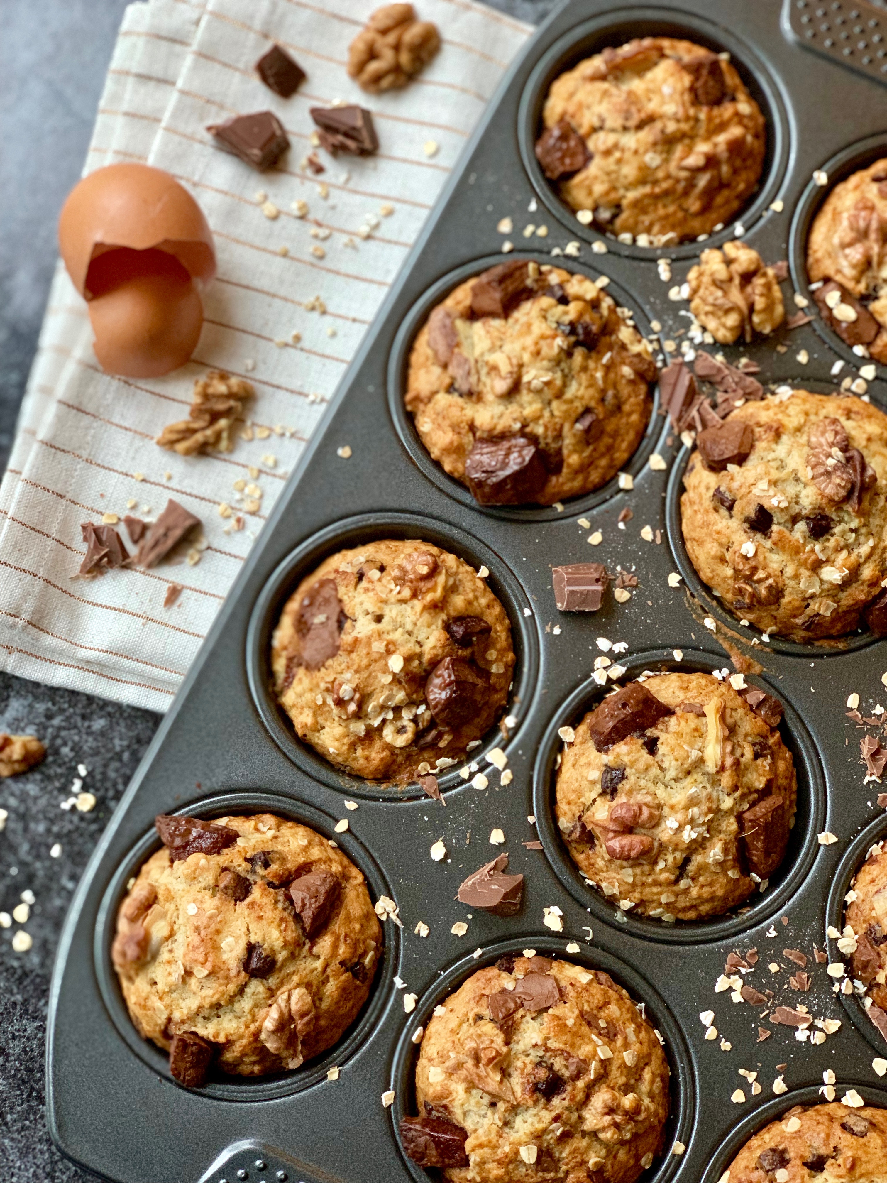 Muffins A La Banane Flocons D Avoine Et Morceaux De Chocolat Un Petit Oiseau Dans La Cuisine