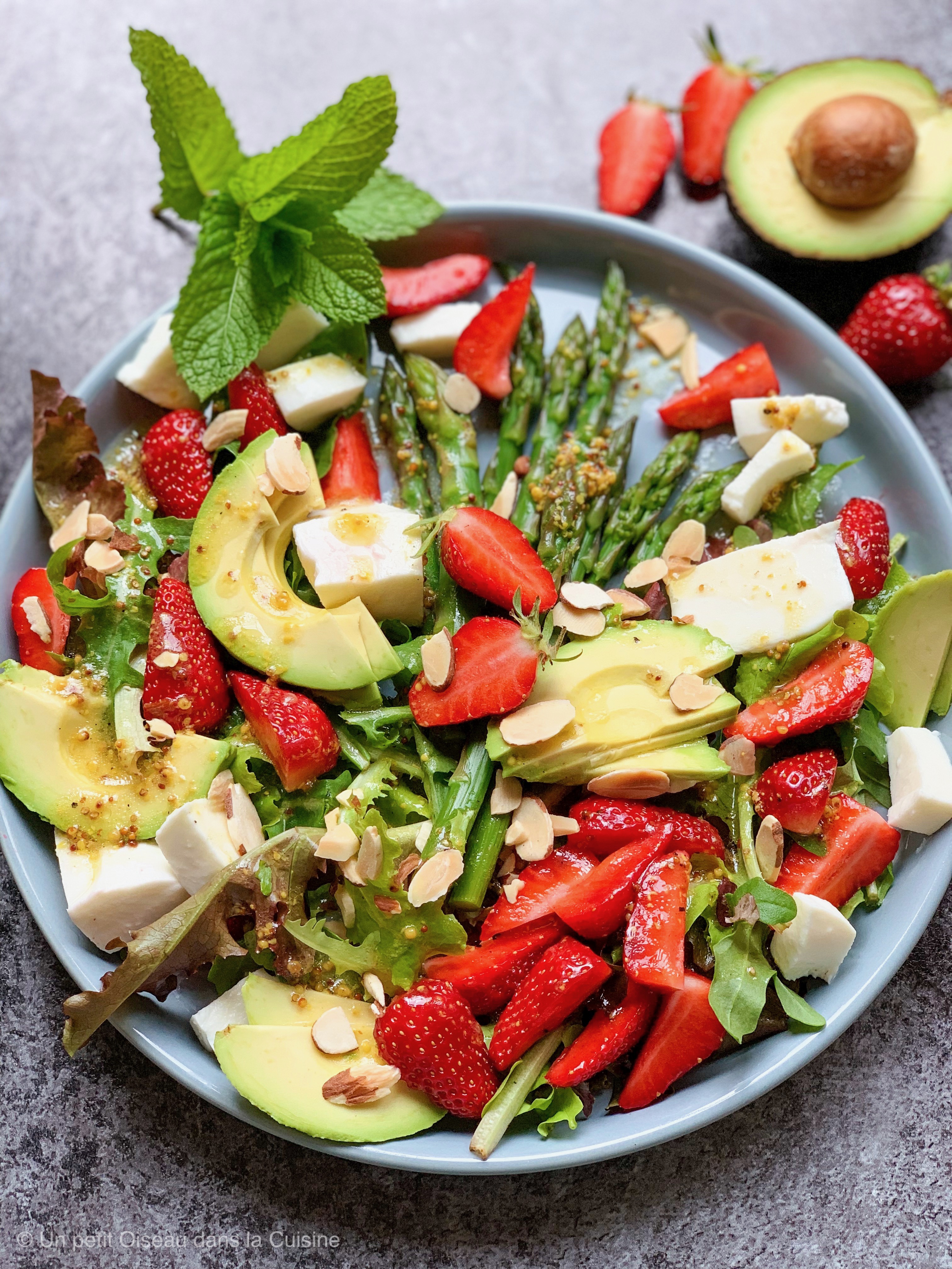 Salade d'asperges vertes, mozzarella et fraises, vinaigrette d'agrumes